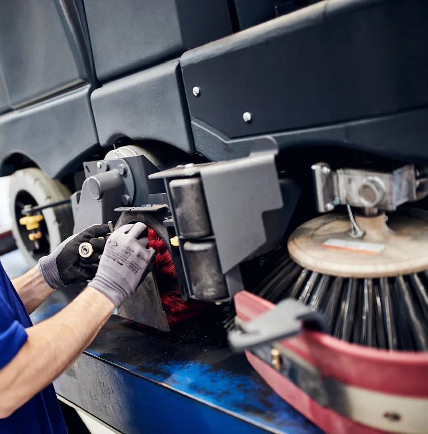 Industrial_Cleaning_Repair_Service_Nilfisk_Advance_Technician_1200px